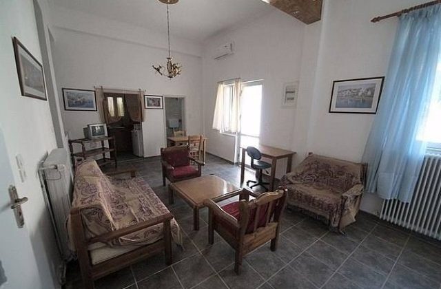 ea_living_room1_13589642784